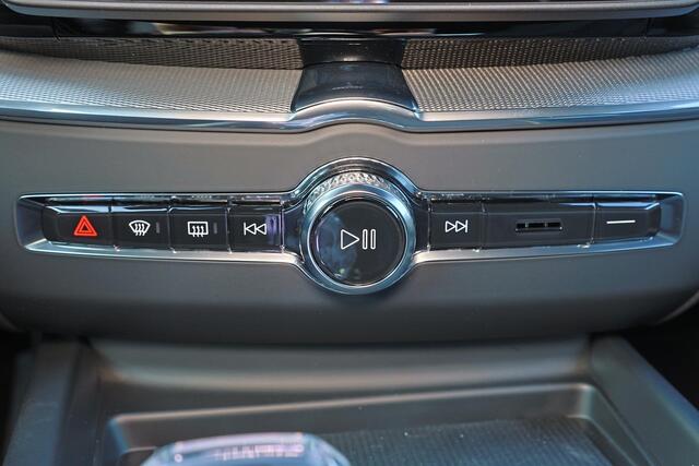 Volvo XC60 T8 Recharge AWD Ultra Black Edition - Luchtvering - Panorama/schuifdak - IntelliSafe Assist & Surround - 360º Camera - Harman/Kardon audio - Adaptieve LED koplampen - Verwarmde voorstoelen, stuur & achterbank - Parkeersensoren voor & achter - Elektr. bedi