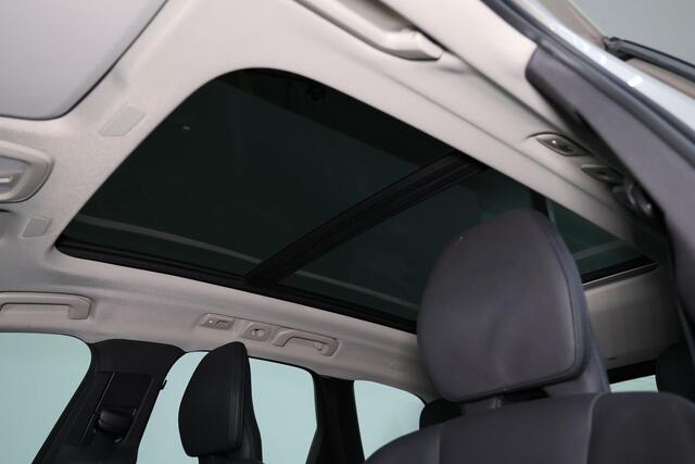 Volvo XC60 T6 Recharge AWD Plus Dark - Panorama/schuifdak - IntelliSafe Assist & Surround - 360º Camera - Verwarmde voorstoelen, stuur & achterbank - Parkeersensoren voor & achter - Elektr. bedienb. voorstoelen met geheugen - Draadloze tel. lader - Elektr. inklapbar