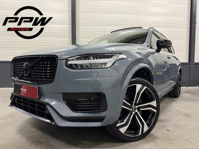Volvo XC90 T8 Recharge AWD R-Design THUNDERGREY PANO/B&W/LUCHTVERING/TREKHAAK/360CAMERA/HEAD-UP/22"/MASSAGE+VENTILATIE/CRYSTAL-POOK/SFEER/ULTIMATE-DARK/NIEUW MODEL 2023