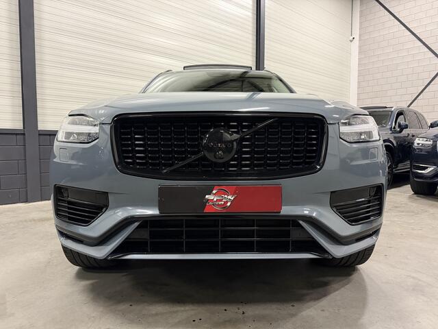 Volvo XC90 T8 Recharge AWD R-Design THUNDERGREY PANO/B&W/LUCHTVERING/TREKHAAK/360CAMERA/HEAD-UP/22"/MASSAGE+VENTILATIE/CRYSTAL-POOK/SFEER/ULTIMATE-DARK/NIEUW MODEL 2023