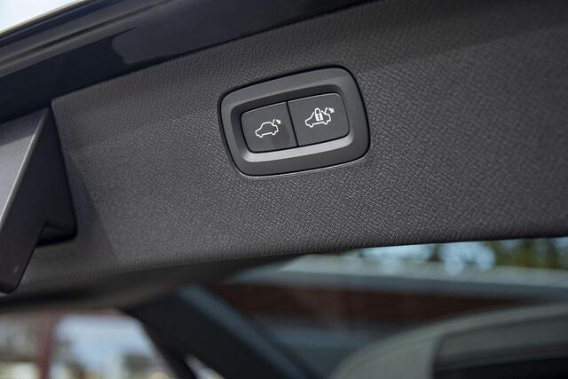 Volvo XC90 2.0 T8 PLUG-IN HYBRID AWD ULTRA DARK