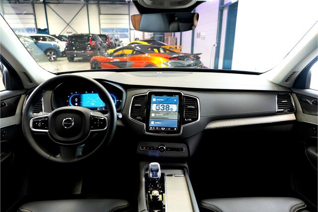 Volvo XC90 2.0 T8 AWD 335kW/455pk Aut8 Recharge Long Range Ultimate Bright LUCHTVERING + PANORAMADAK + HARMAN/KARDON + STOELVERWARMING V&A + STUURVERWARMING + STOELVENTILATIE + ADAPT.CRUISE + BLIS + GOOGLE DASH&SERVICES + 360 CAMERA + PARKSENSOREN + 21" LM-VELGEN!!