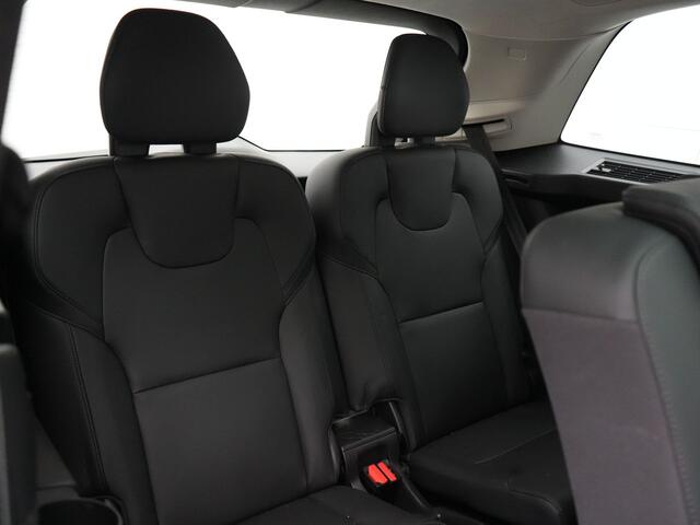 Volvo XC90 T8 Recharge AWD Ultimate Dark 7 Persoons Plug In Hybrid 456pk Dealer O.H. PHEV | Panodak | Head Up | Adaptive Cruise | Camera | Lederen Sportstoelen Memory & Verwarmd | Google Assistent | Harman & Kardon | Stuur Verwarmd | Apple Carplay | Blis | Keyless |